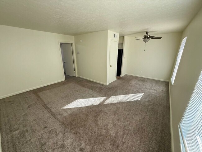 Building Photo - Discover your new home in a 1-BR, 1-BA apartment where convenience meets comfort.