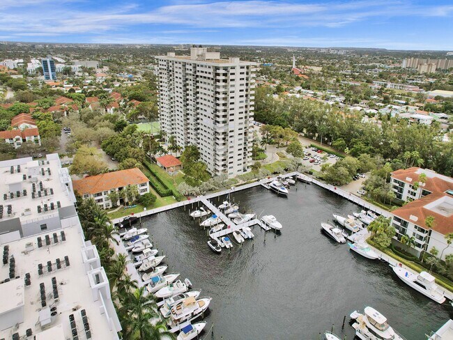 Building Photo - 3200 Port Royale Dr S