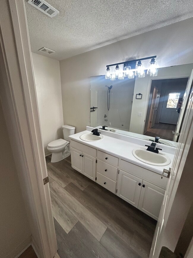 Building Photo - 1404 Greystone Dr