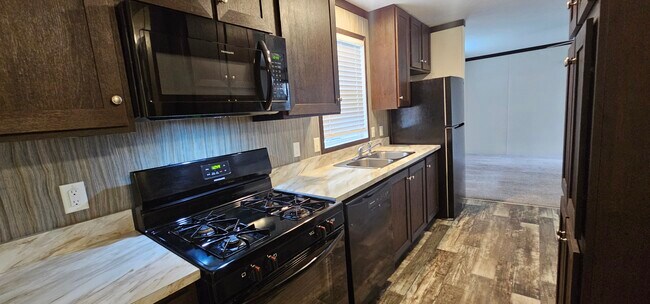 Primary Photo - 67 Tulip Ln