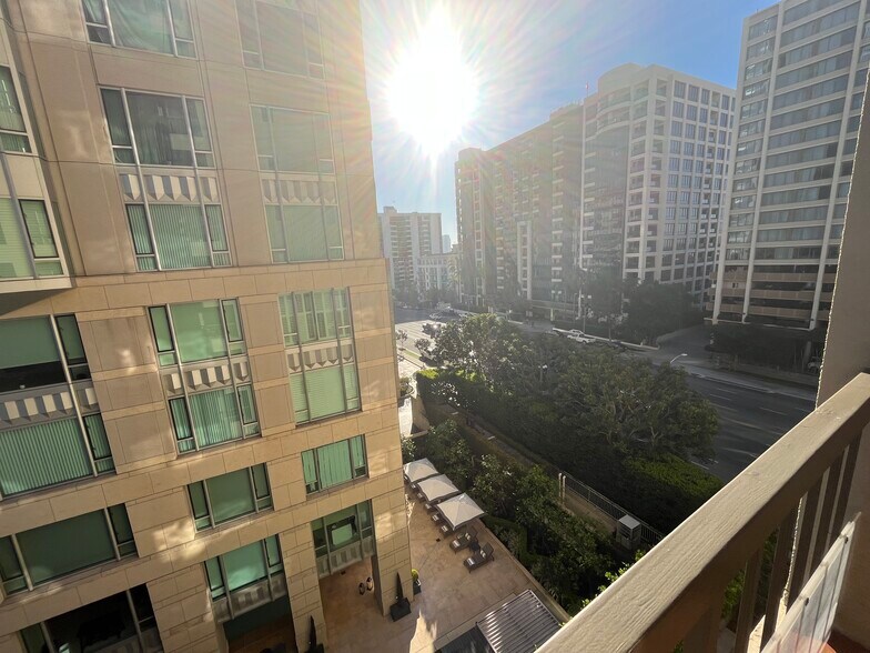Building Photo - 10747 Wilshire Blvd