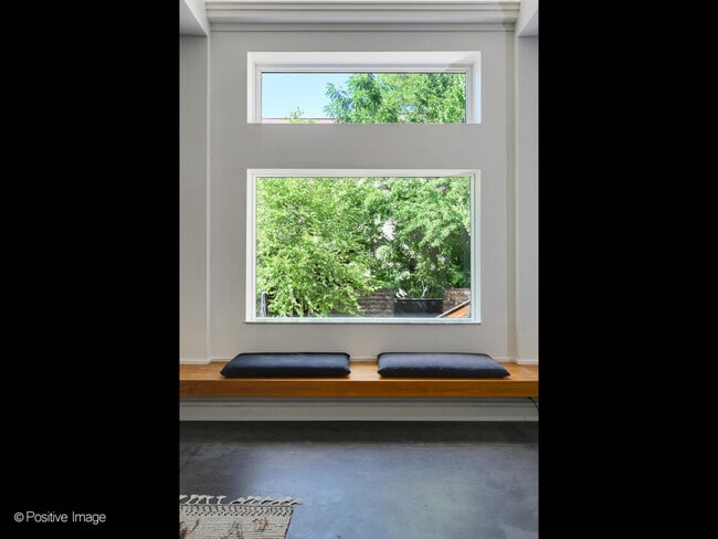 Building Photo - 1019 N Wolcott Ave