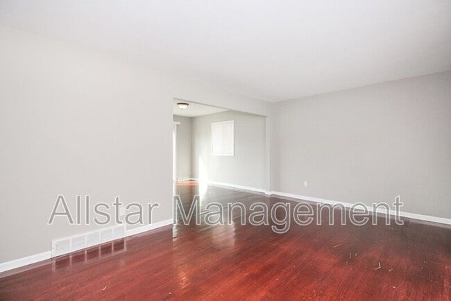 Building Photo - 404 E 215th St