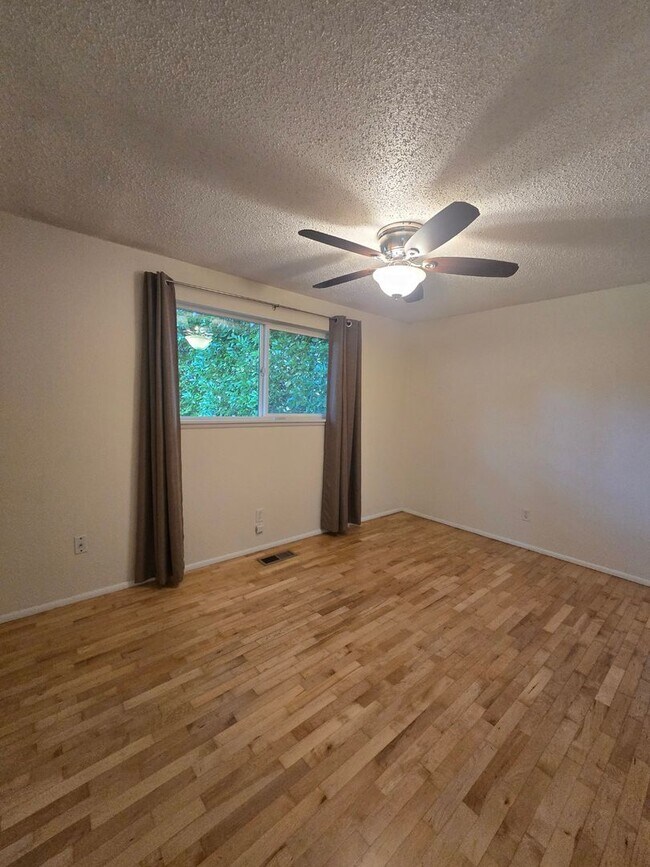 Building Photo - Beautiful 3 bedroom on large lot.