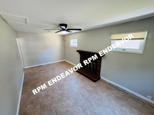 Building Photo - Just Hit the Market — Spacious Layout + Basement Space in St. Louis, Housing Choice Voucher Accep...