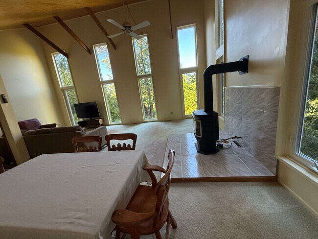 Building Photo - Cozy Huge 1 Bed with Loft and 2.5 Bath - H...