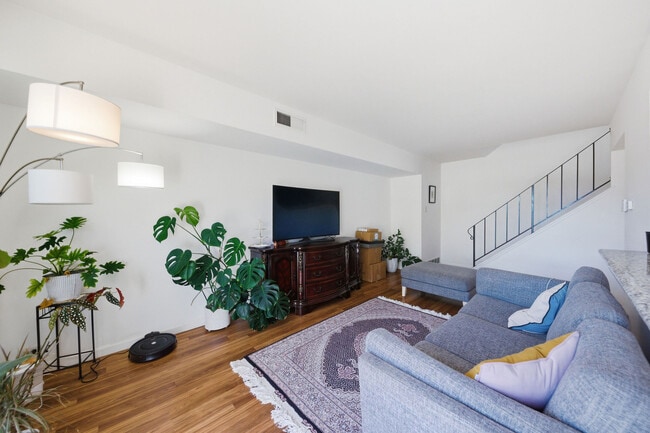 Building Photo - 1208 Admiralty Ln