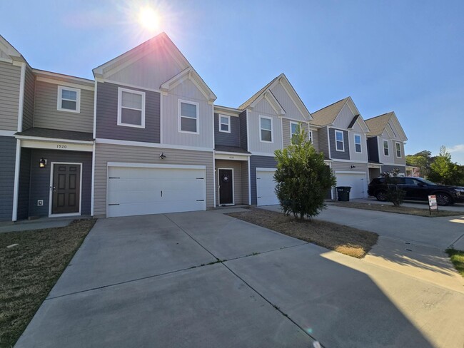 Building Photo - 1922 Flagpole Dr