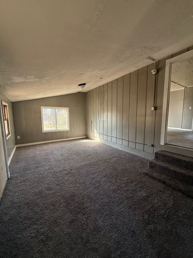 Building Photo - 4 Bedroom 1 Bath house with a HUGE Yard & Shop!!