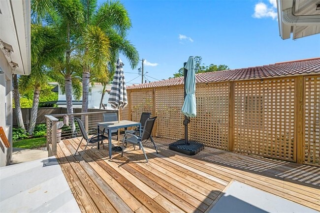 Building Photo - 205 25th Ave NE