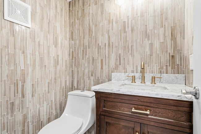 Building Photo - 4067 Yarmouth E