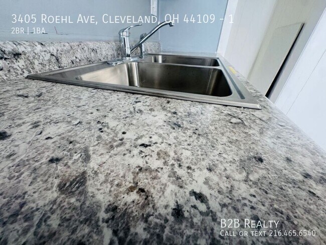Building Photo - 3405 Roehl Ave