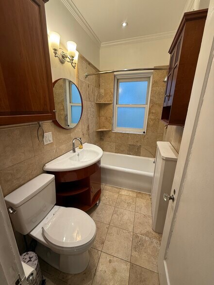 Building Photo - 534 W Brompton Ave