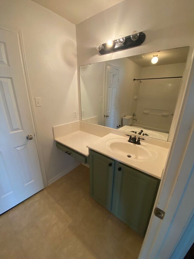 Building Photo - Beautiful 4 bed 2 bath home in White Rock subdivision.