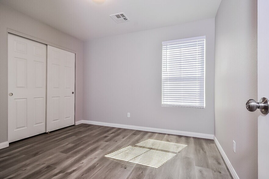 Building Photo - 10541 W Gilmore Ave