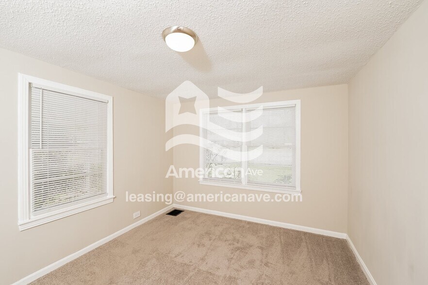 Building Photo - 487 6th Ave SW