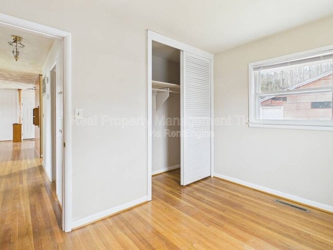 Building Photo - 47 Beaconsdale Ln