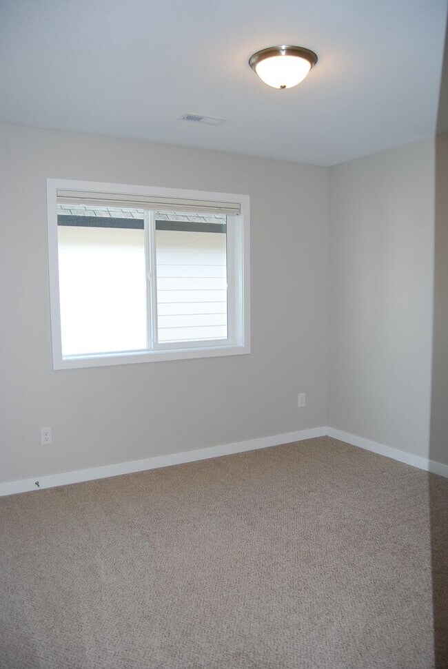 Building Photo - 3 Bedroom 2.5 Bath Newberg OR