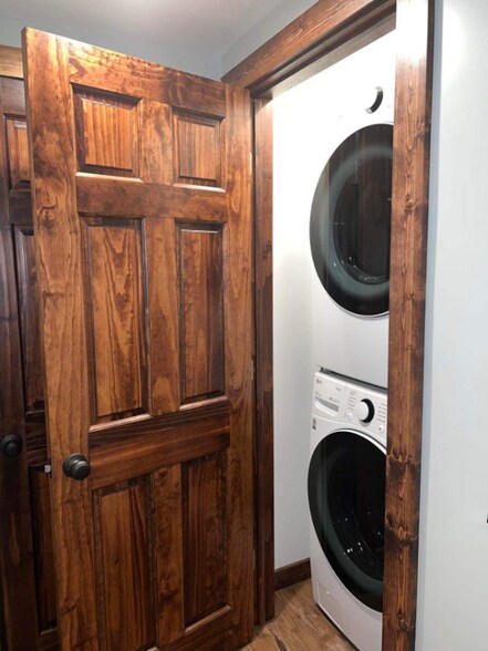 Building Photo - 195 E 2nd St