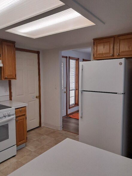Building Photo - 114 NE Juniper Ave