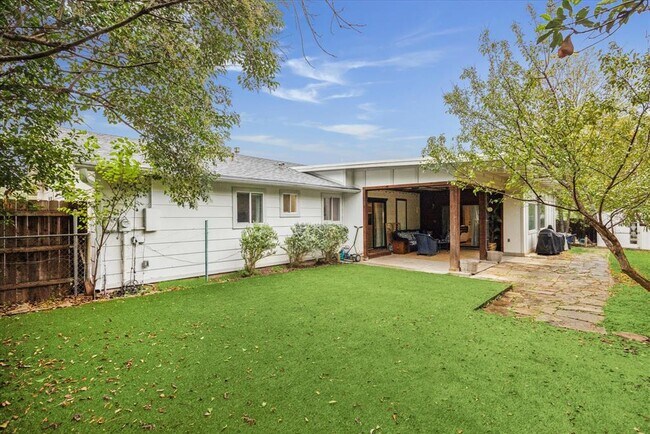 Building Photo - 6809 Meadow Cir