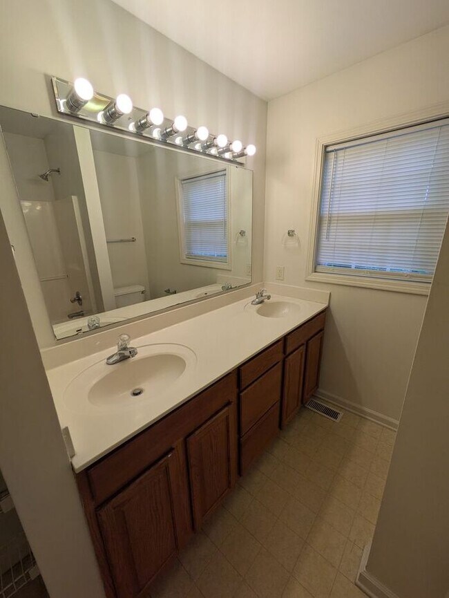 Building Photo - 2BD/1.5BA Townhome in Strawberry Patch Complex of Hickory
