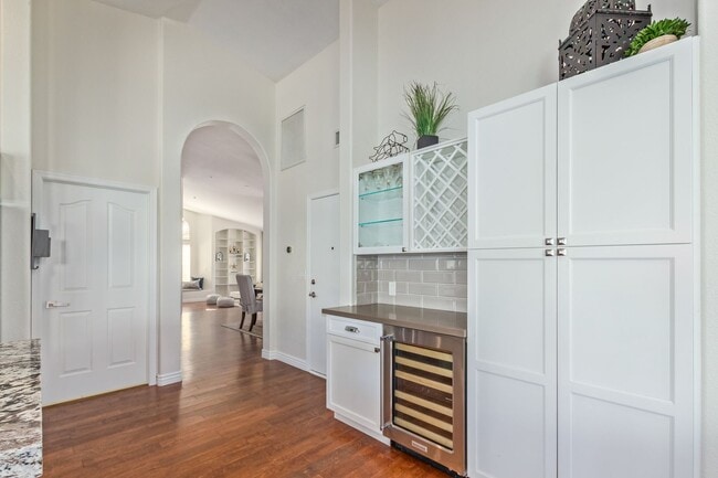 Building Photo - Come Settle In — This Scottsdale Gem Is Re...