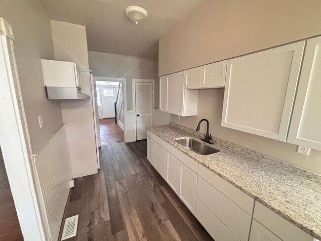 Building Photo - 4 Bedroom, 2 Full Baths Harrisburg House for Rent