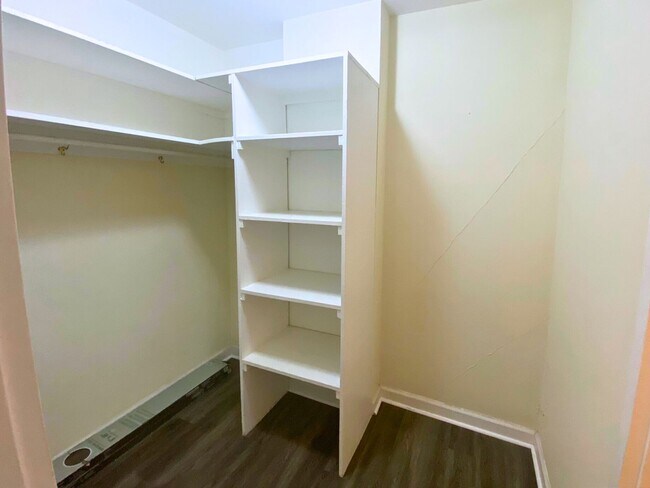 Building Photo - Great studio at River Place for $1600, ALL...