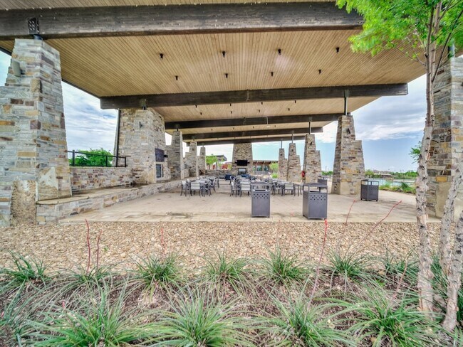 Building Photo - 9733 Tinsley St