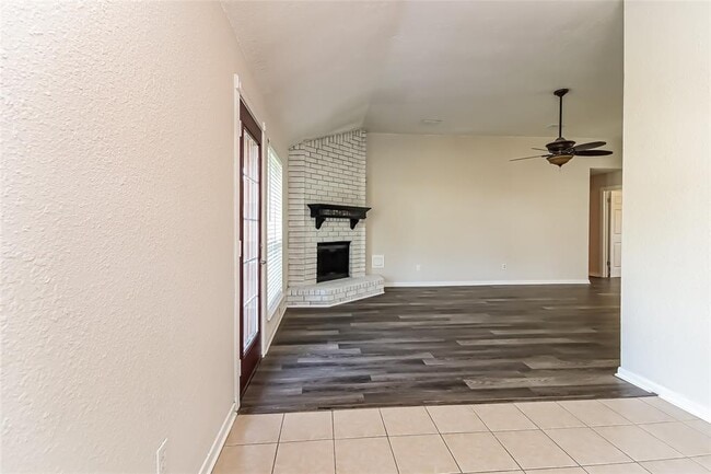 Building Photo - 8610 Greenleaf Lake Dr