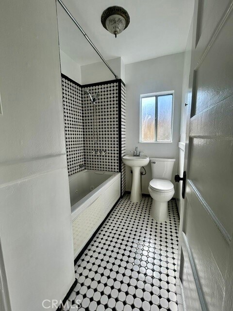 Building Photo - 624 Parkman Ave
