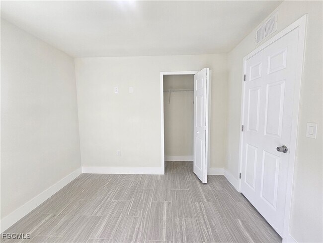 Building Photo - 874 Apartment St