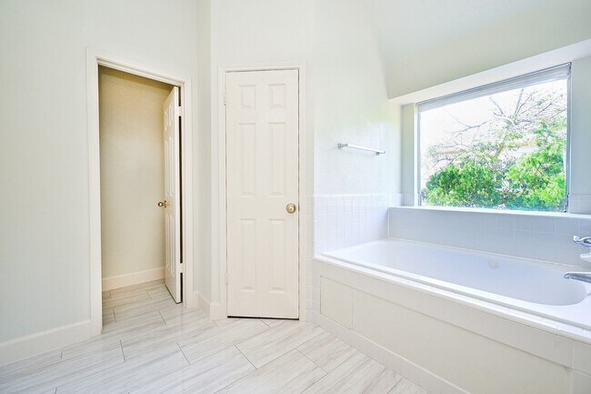 Building Photo - 9731 New Kent Dr