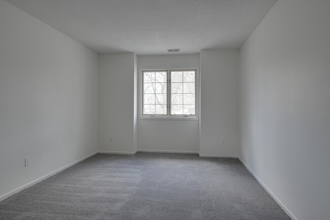 primary bedroom - 2042 Pathways Dr