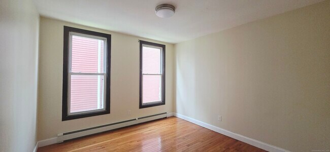 Building Photo - 327 Broad St