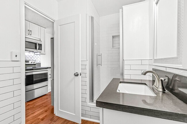 Building Photo - Bright and spacious 1 bedroom 1 bath condo in Makiki !