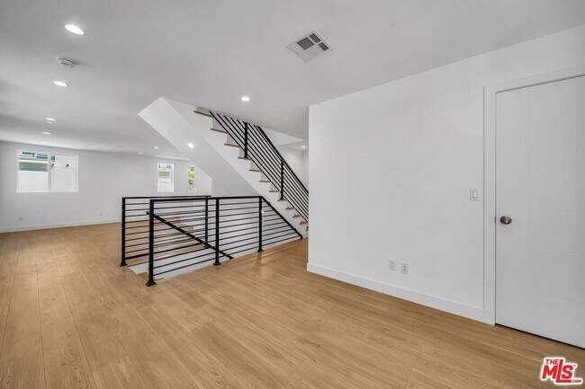 Building Photo - 227 S Park View St