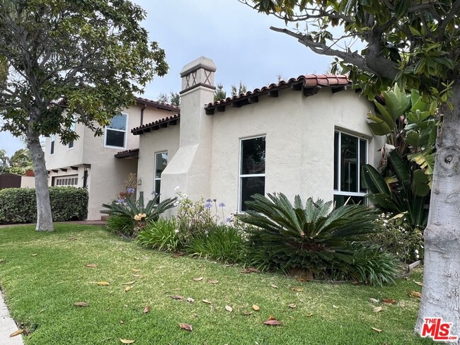 Building Photo - 1650 S Crest Dr