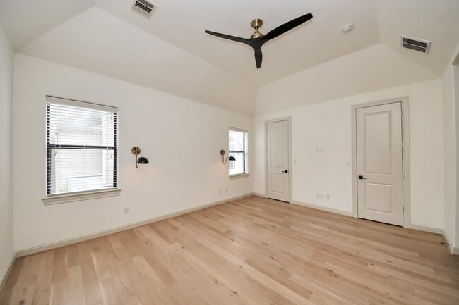 Building Photo - 3229 Maxroy St