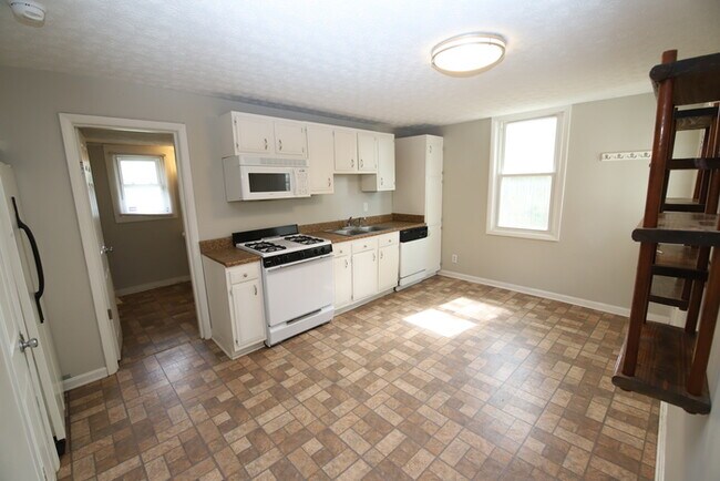 Building Photo - 603 Country Club Rd