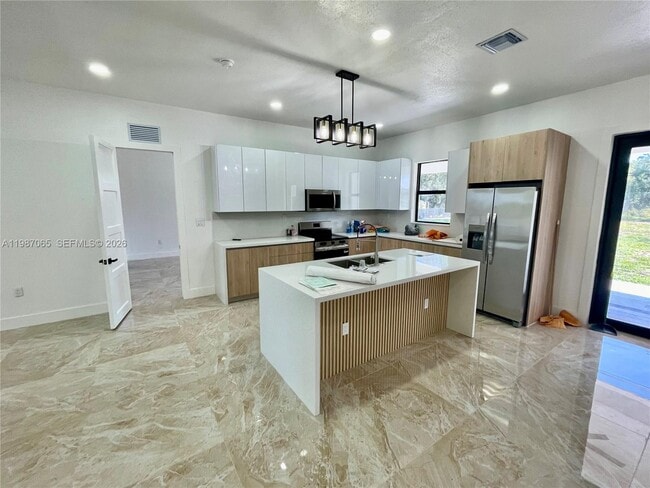 Building Photo - 435 N Quebrada St