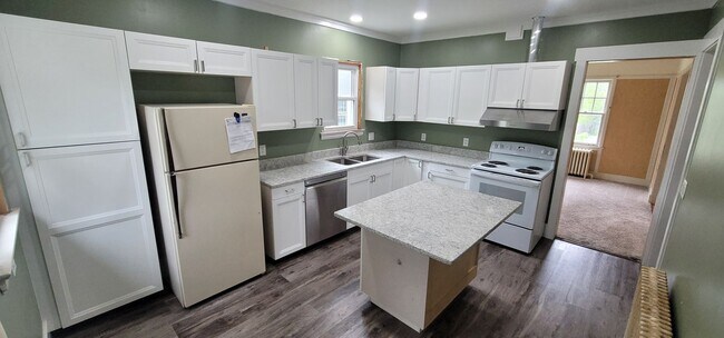 Building Photo - Duluth MN - 4 Bedroom - 2 Bath - 1 Car Gar...