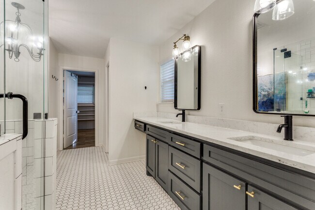 Primary bath - 516 Hillside Rd