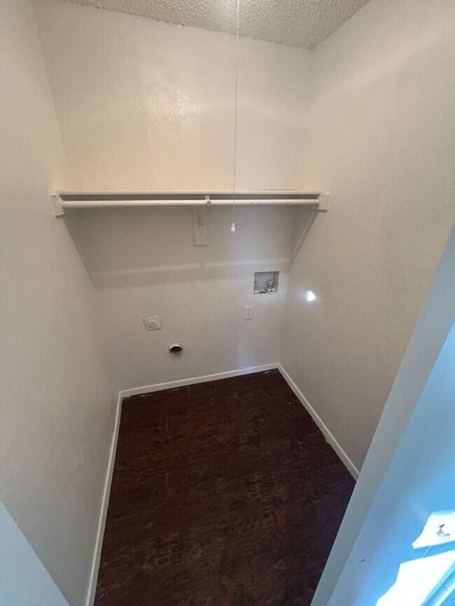 Building Photo - Ready to move in...