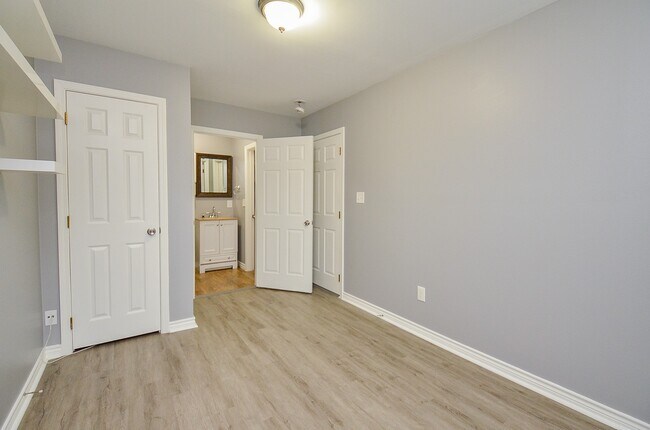 Building Photo - 303 Vincent St