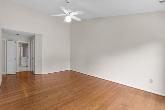 Building Photo - 3 Bed 2 Full Bath/2 Half Bath - Rockville Townhouse - Move In Ready