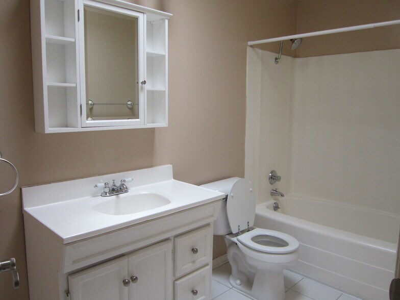 Hall/2nd full bathroom with skylight that opens for the seabreeze to come through. - 18681 Maplewood Cir