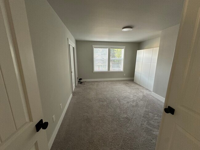 Building Photo - 22405 SW Frst Crk Wy