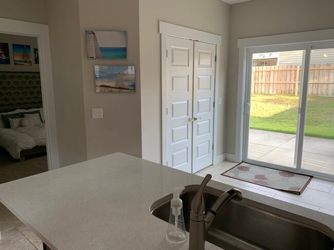 Building Photo - 161 Escanaba Ave